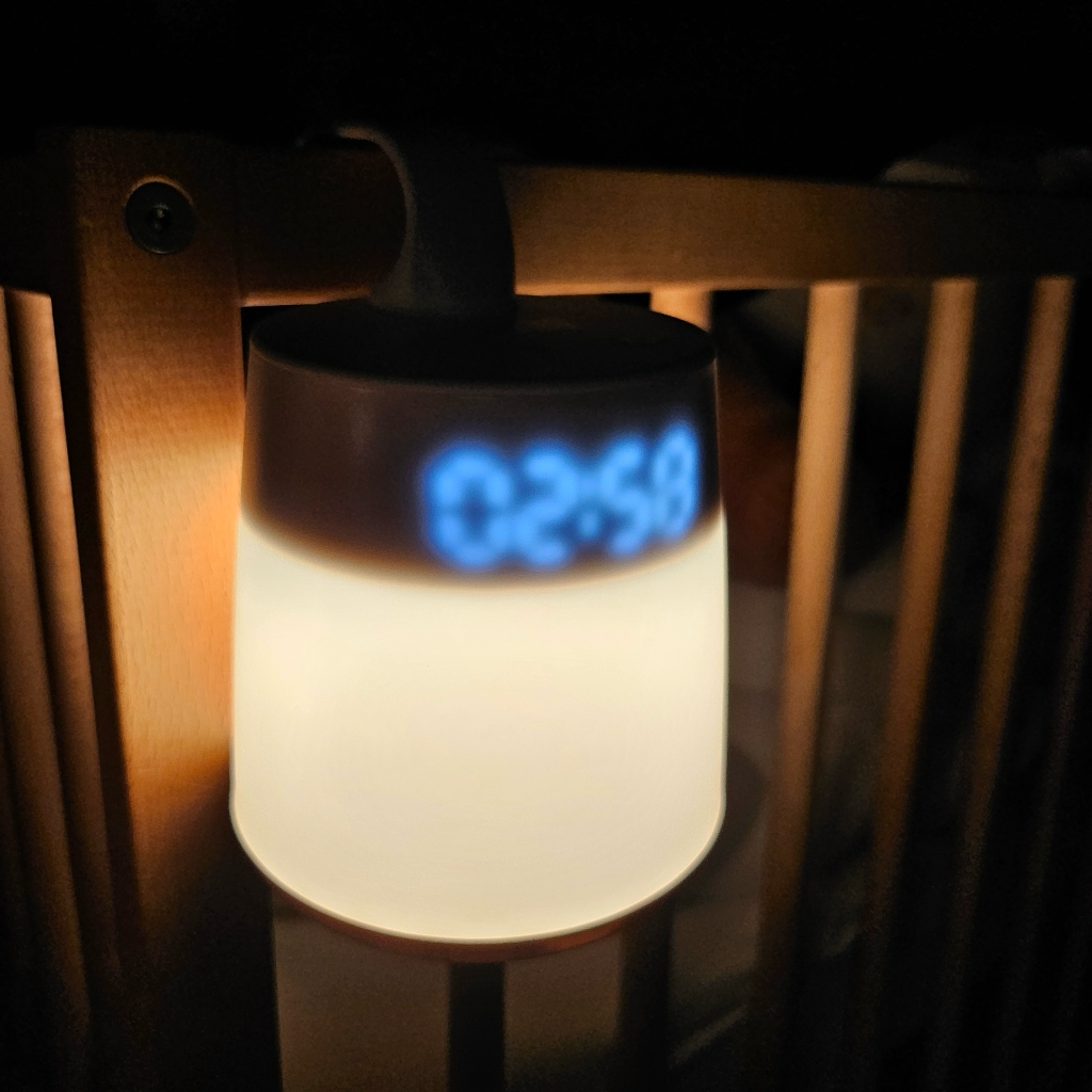 Mountable night light with feeding-time tracker